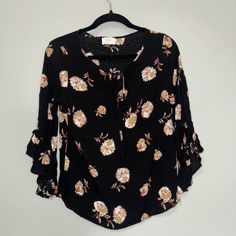 Everly‎ Black Floral Swiss Dot Blouse Ruffle Sleeve Tie Neck Boho Top Medium